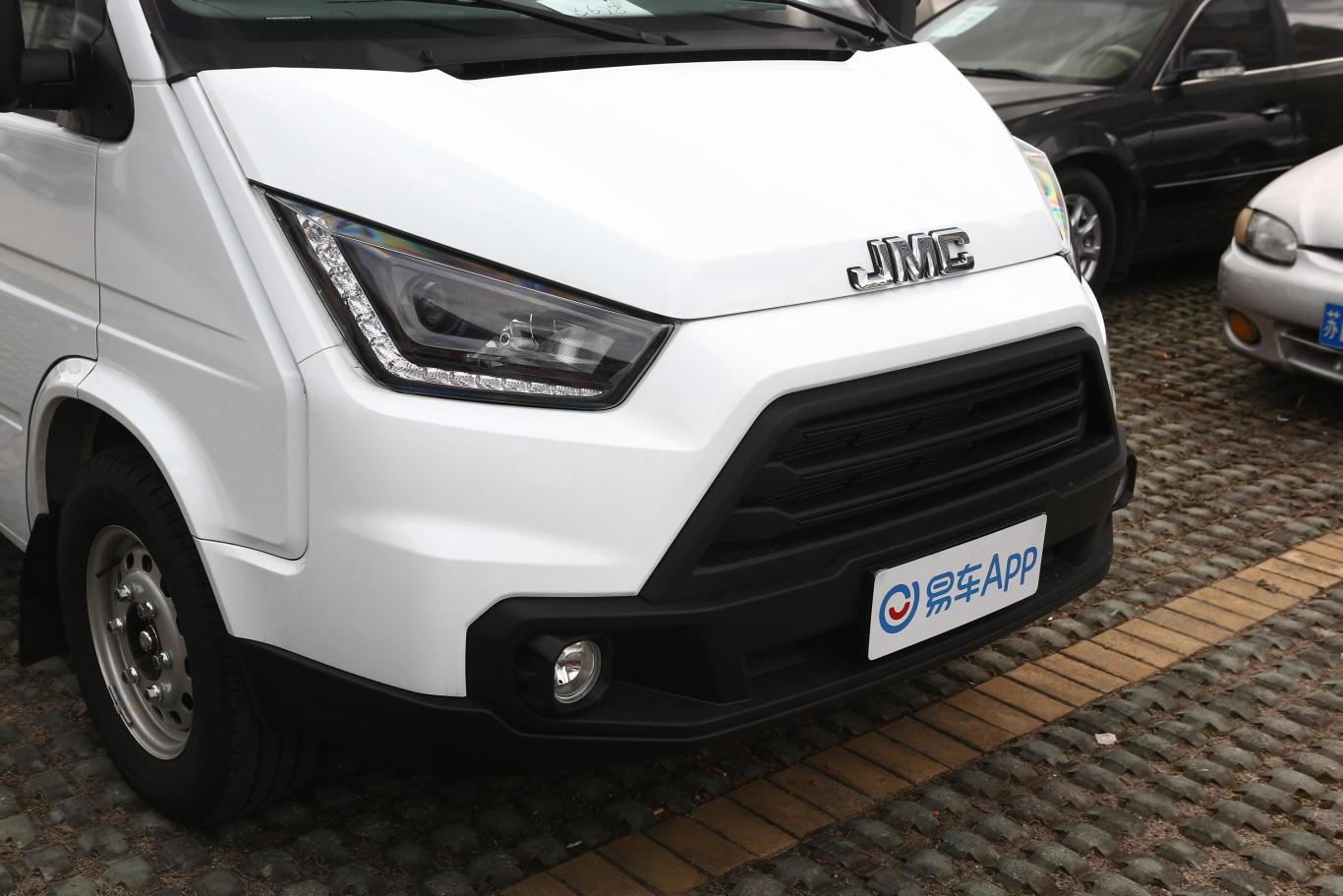 特顺2.8t 短轴低顶商运型 6座 国vi前格栅侧俯拍