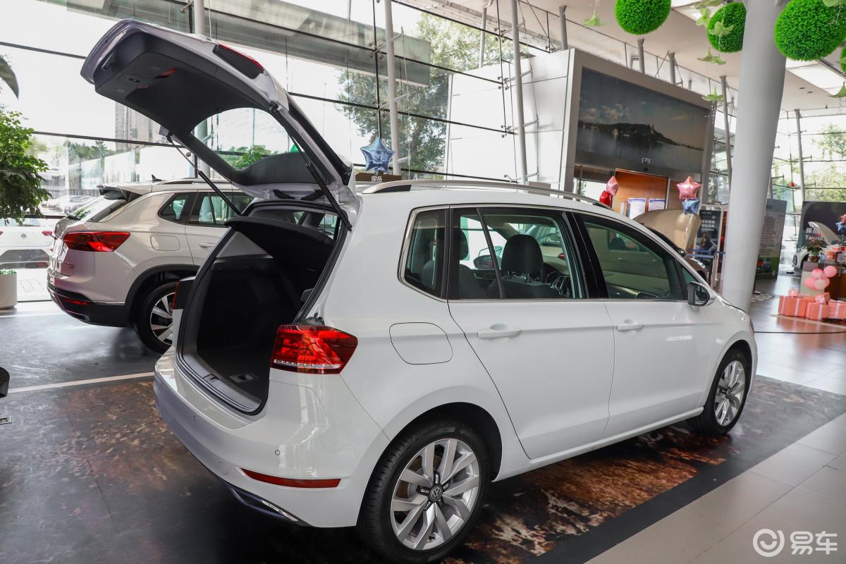 【高尔夫·嘉旅2020款280tsi 双离合 遨游型后备厢开启 45 度侧拍汽车
