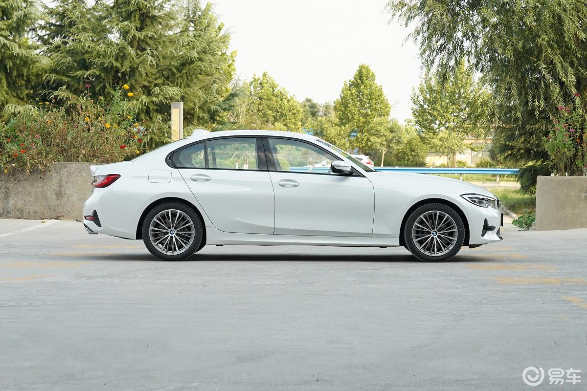 【宝马3系2021款320i 运动套装正侧车头向右水平汽车图片-汽车图片