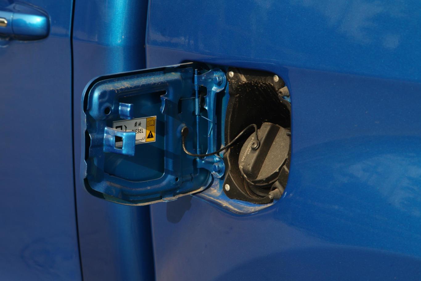 福田征服者32.0t 手动 两驱 标轴 乐享型 柴油油箱盖