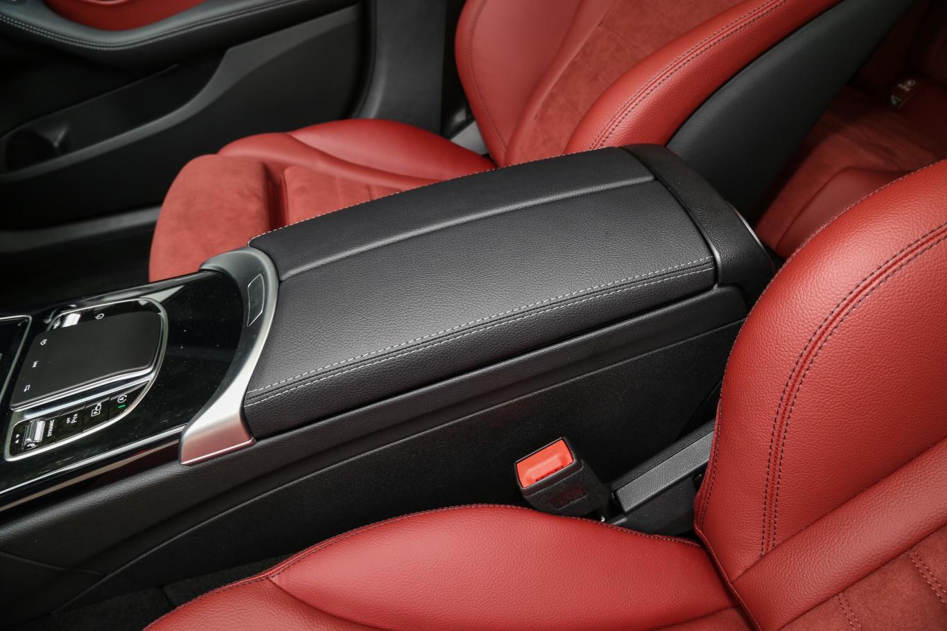 奔驰c级c 260 星耀臻藏版前排中央扶手