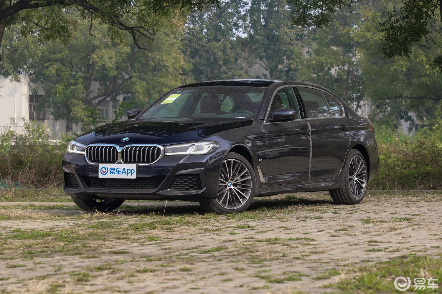 【宝马5系2021款530li xdrive m运动套装侧前45度车头向左水平汽车