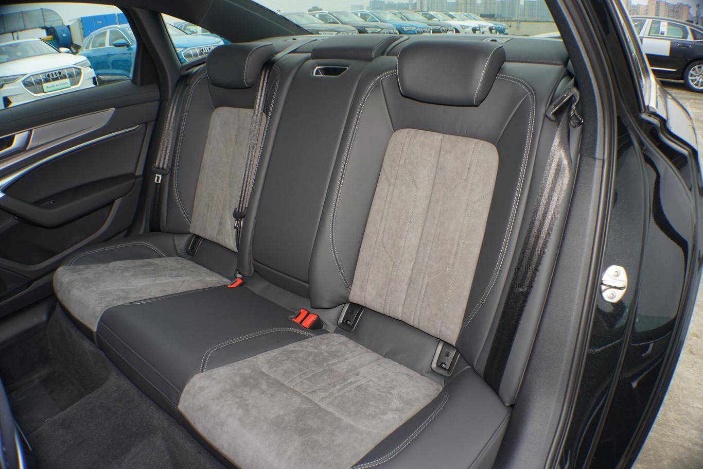 奥迪a6l40 tfsi 豪华动感型后排座椅