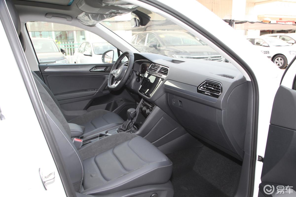【途观l2021款330tsi 双离合 两驱 r-line越享版内饰全景副驾驶员方向
