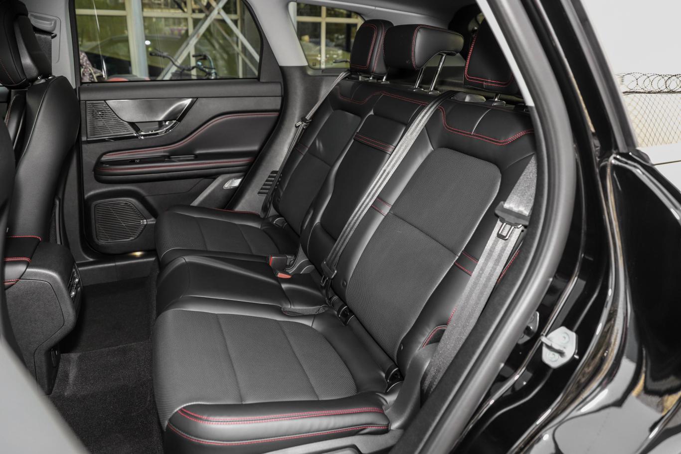 冒险家2.0t 两驱 黑骑士限量版后排座椅