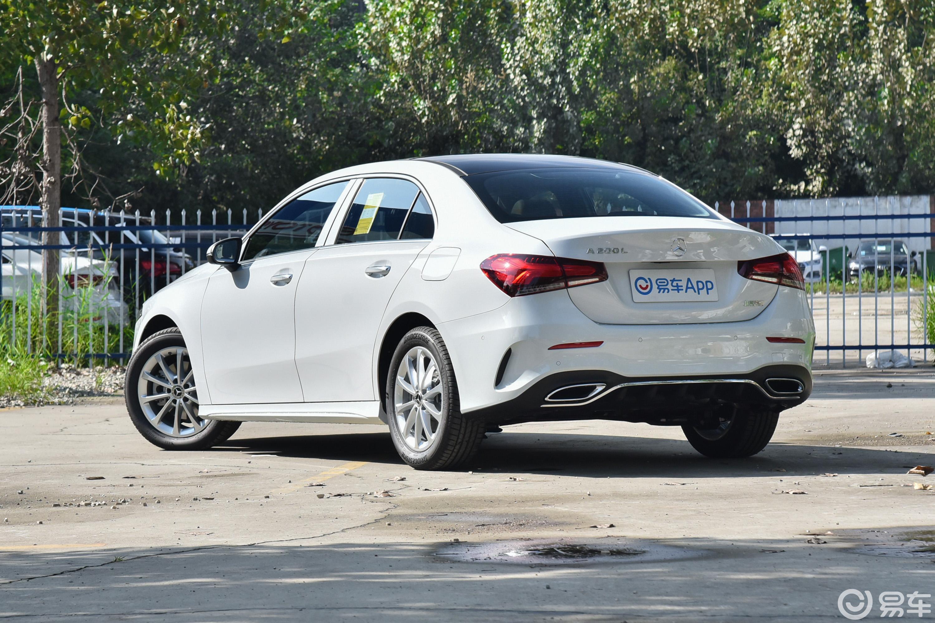 【奔驰a级2021款a 200 l 运动轿车时尚型侧后45度车头向左水平汽车