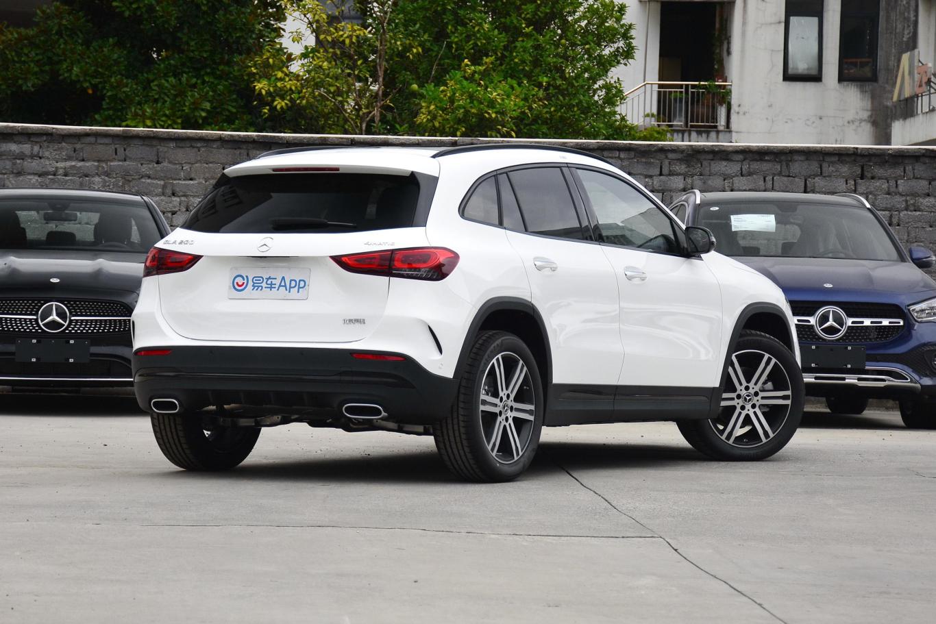 奔驰glagla 200 4matic侧后45度车头向右水平