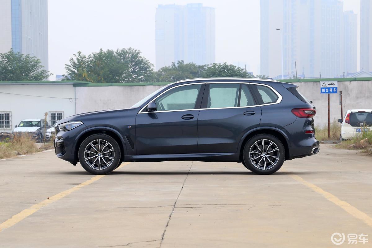 【宝马x52021款xdrive40i m运动套装正侧车头向左水平汽车图片-汽车