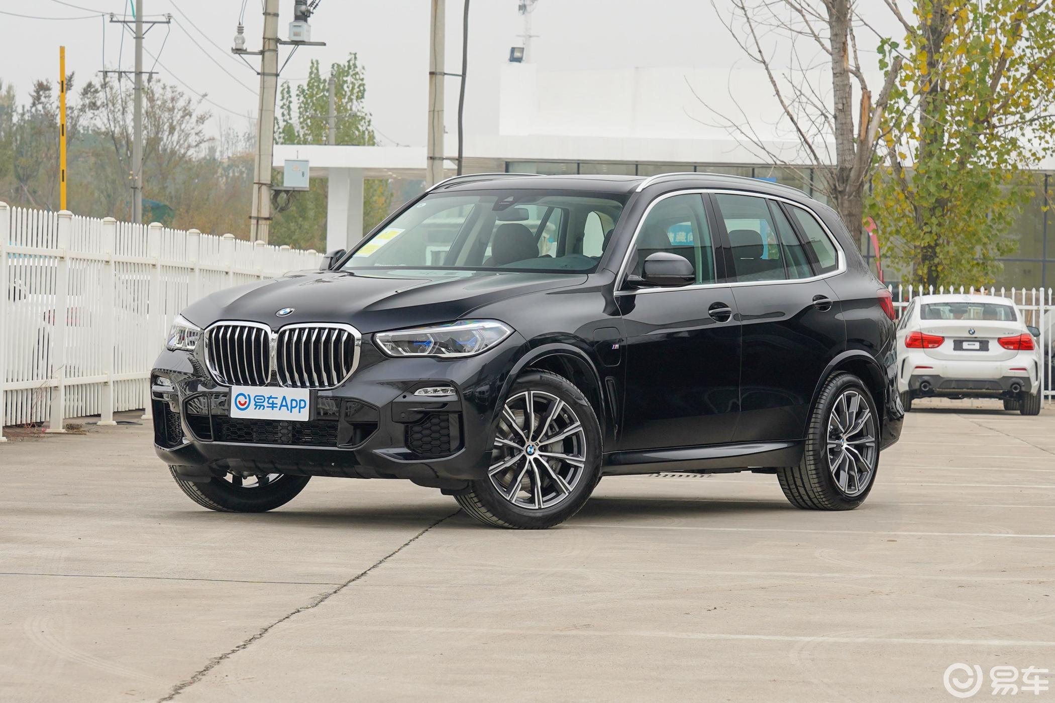 【宝马x5 插电混动2021款xdrive45e m运动套装侧前45度车头向左水平
