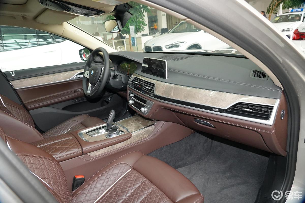 【宝马7系2019款改款 740li 领先型 豪华套装内饰全景副驾驶员方向