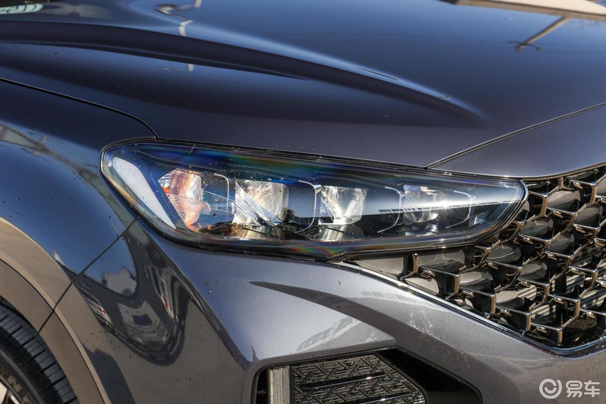 【现代ix352021款240t gdi 双离合 两驱 旗舰版top大灯侧45度俯拍汽车
