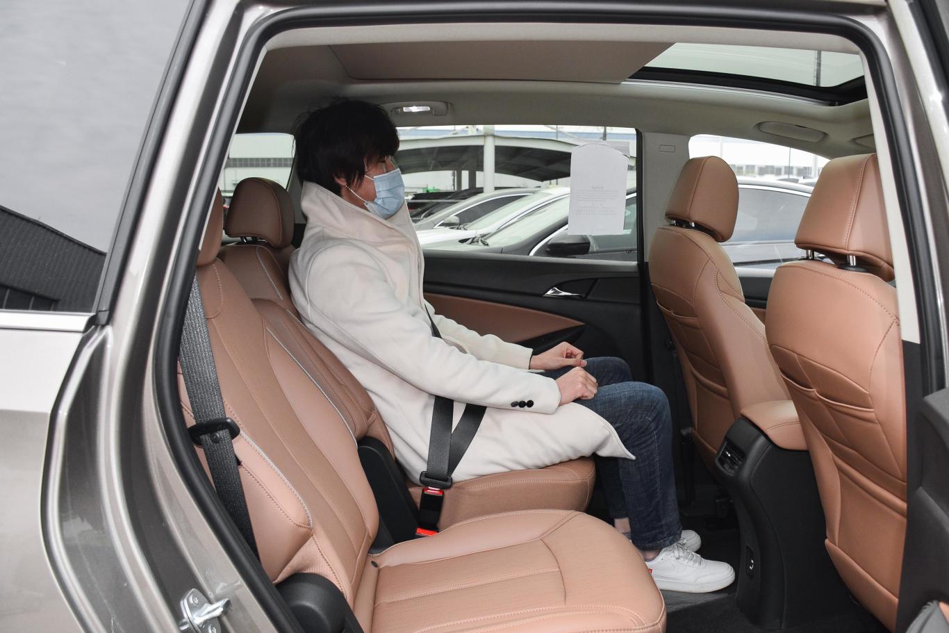 别克gl6轻混 323t 互联豪华型后排空间体验