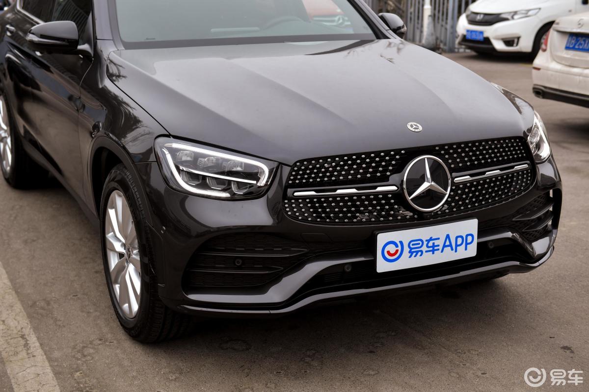 【奔驰glc轿跑2021款glc 260 4matic 轿跑suv前格栅侧俯拍汽车图片