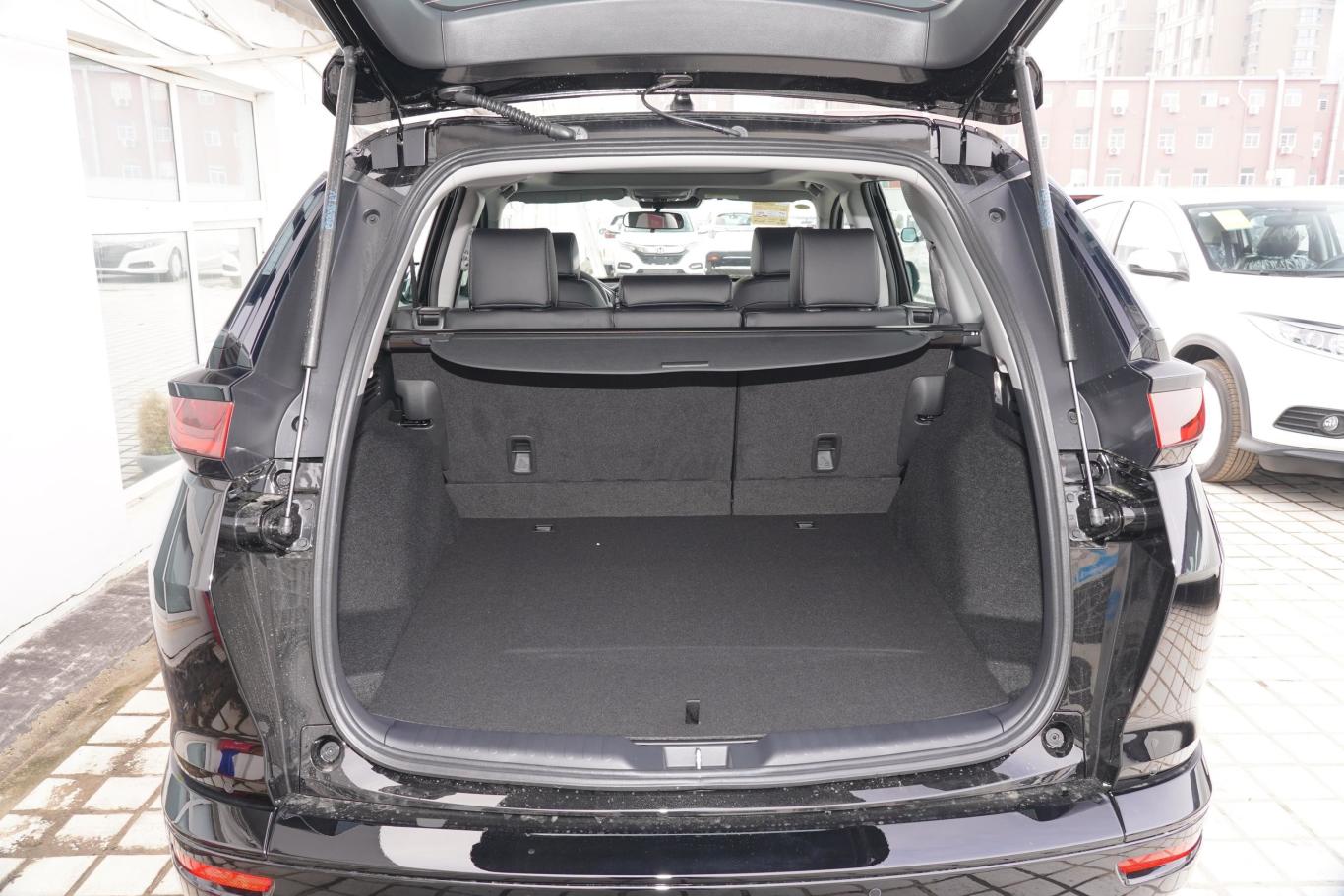 皓影锐·混动 2.0l 两驱 e-cvt 锐·豪华版后备厢空间特写