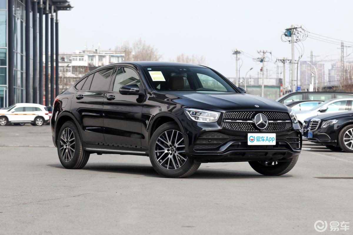 【奔驰glc轿跑2021款glc 300 4matic 轿跑suv侧前45度车头向右水平