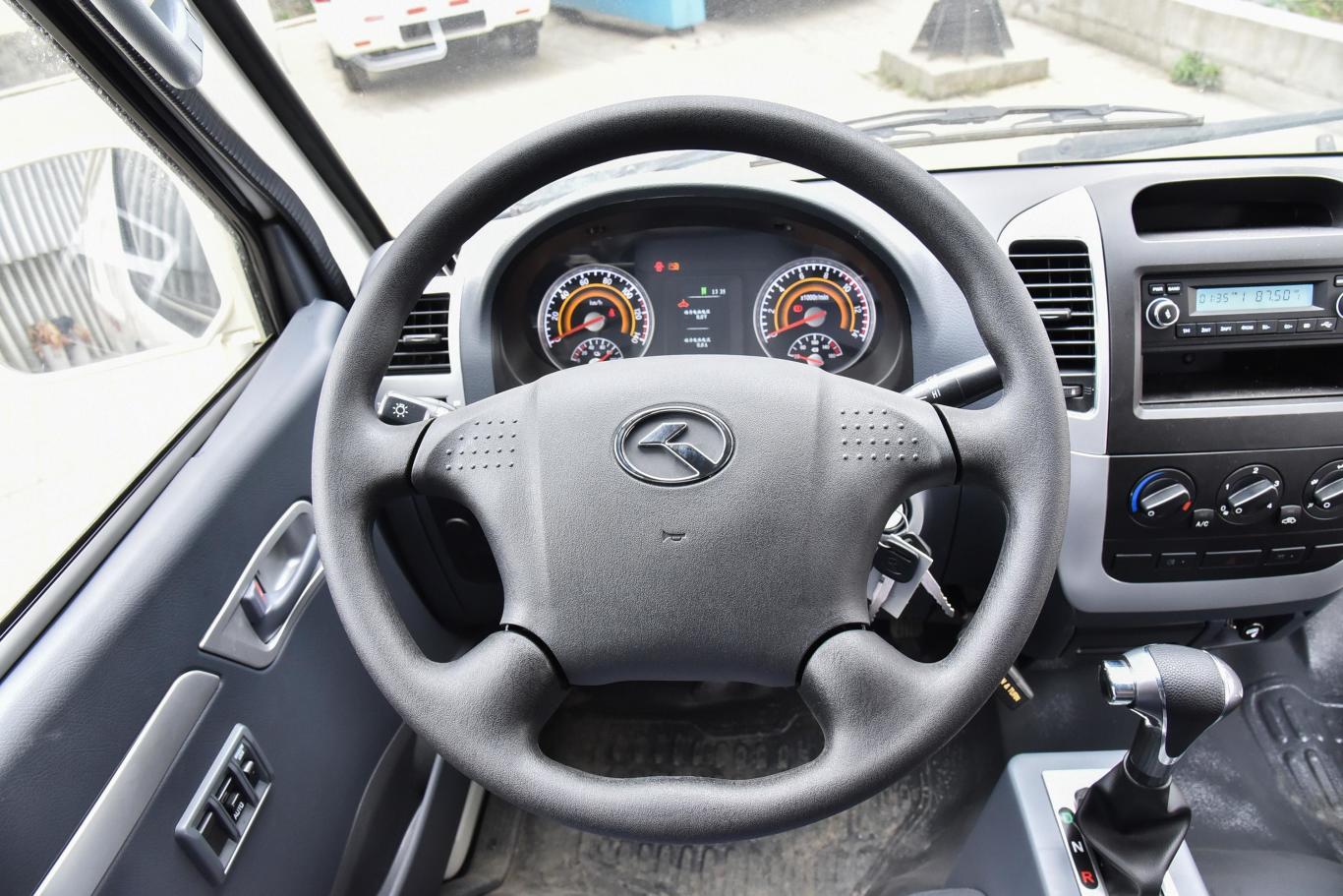 金龙龙耀8纯电动厢式运输车 50.23kwh方向盘