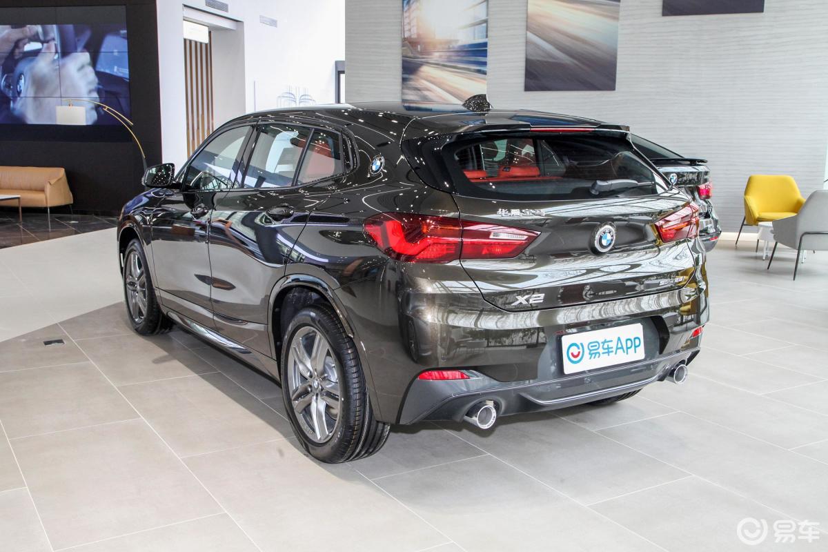 【宝马x22021款sdrive25i 领先型m运动套装侧后45度车头向左水平汽车