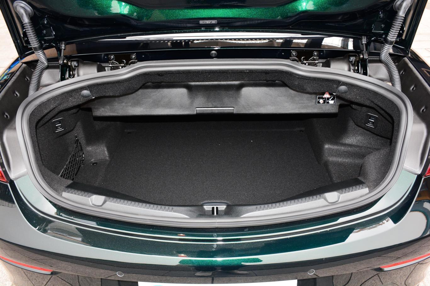 奔驰e级(进口)e 260 4matic 敞篷轿跑车后备厢空间特写