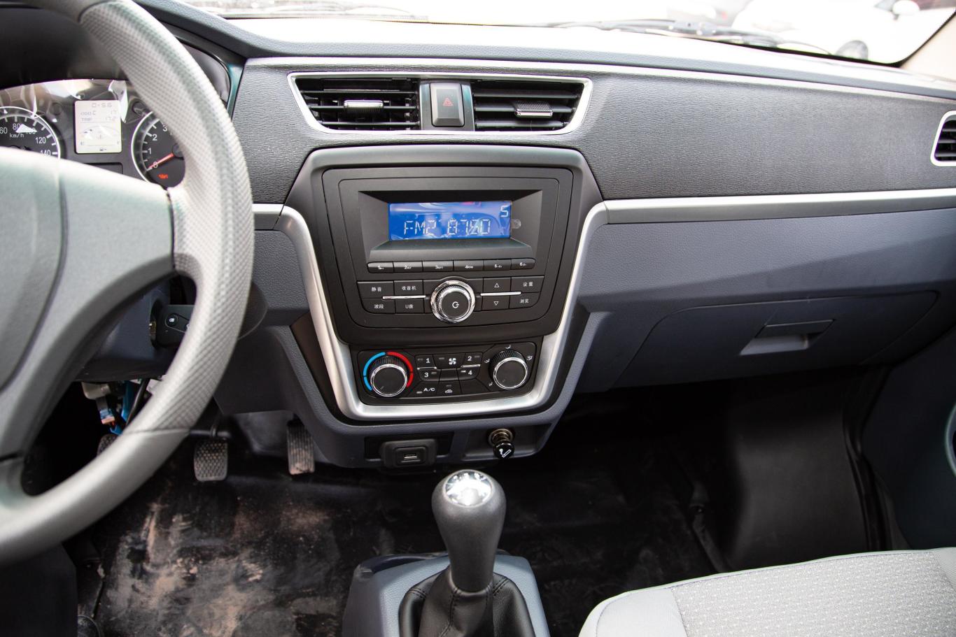 分享至403/1997厂商指导价4.79-8.50万询底价内饰颜色全部颜色