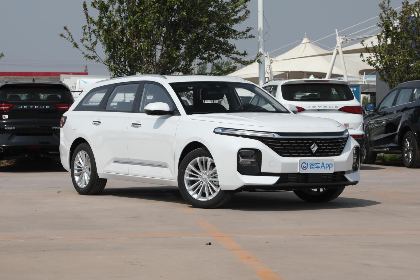宝骏valli1.5t cvt 大理天空侧前45度车头向右水平