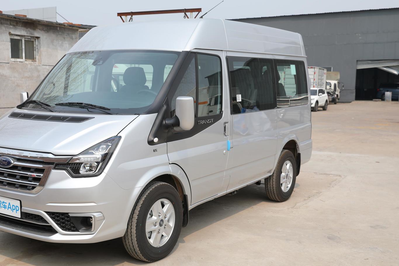 新世代全顺pro 2.2t amt 短轴中顶 豪华型客车 7座 柴油 国vi外观