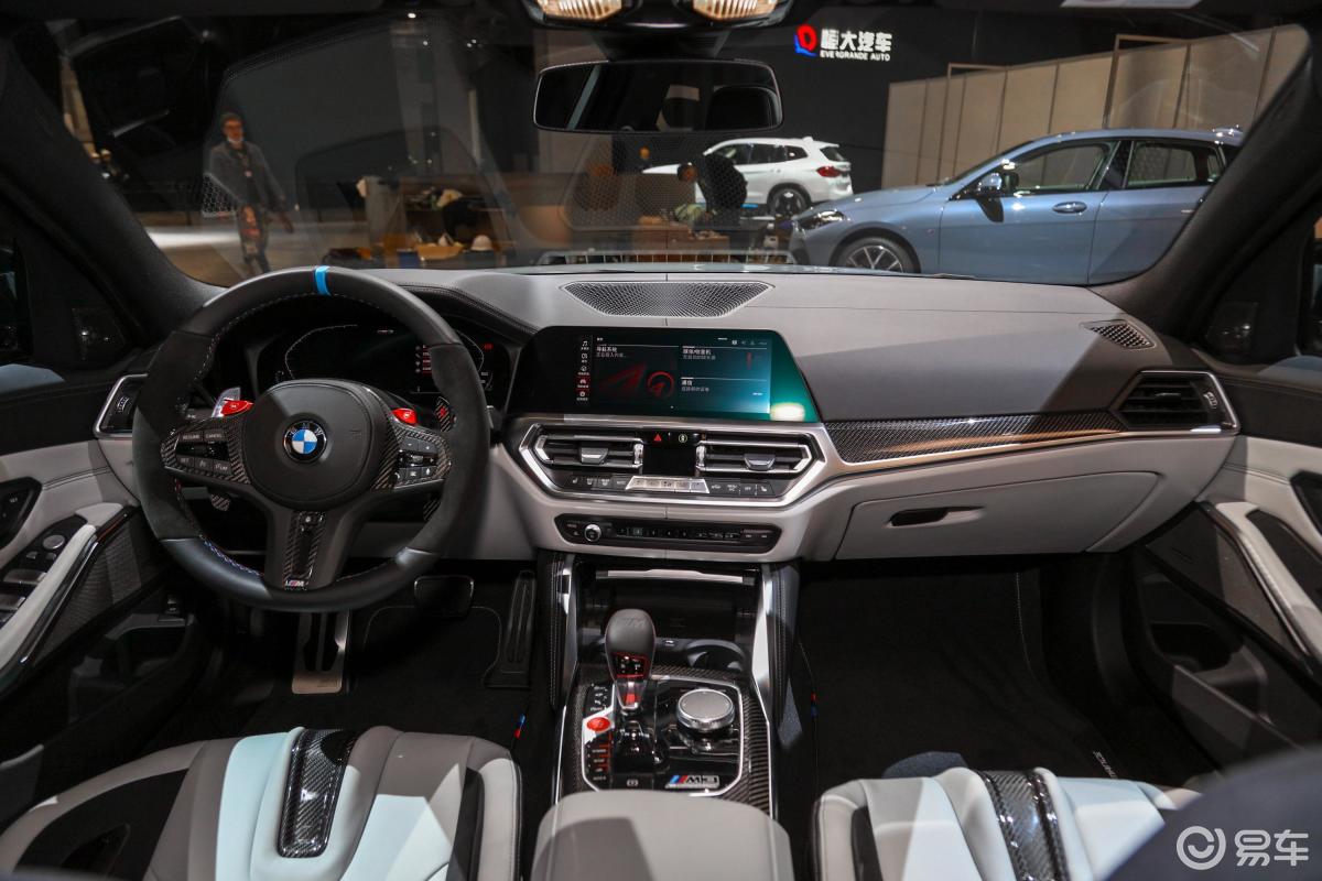 【宝马m32021款m3 四门轿车 m xdrive 雷霆版内饰全景正拍汽车图片
