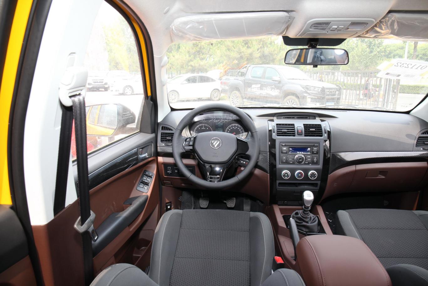 福田征服者32.0t 手动 两驱 长轴低货台 电商型 柴油内饰