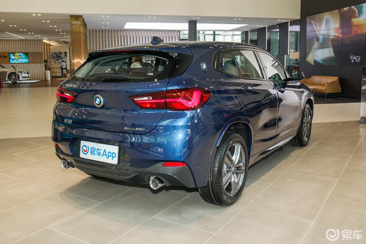 【宝马x22021款sdrive25i m运动套装侧后45度车头向右水平汽车图片