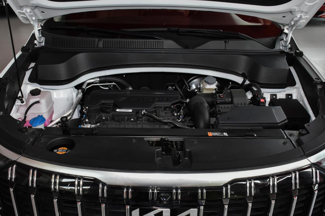 智跑ace 2.0l 挑战版发动机舱整体