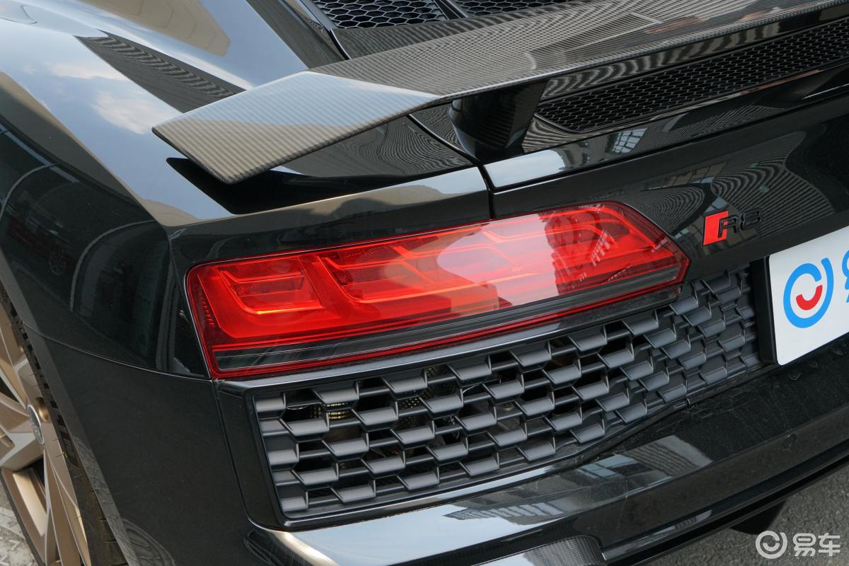 【奥迪r82021款r8 v10 coupe performance尾灯侧45度俯拍汽车图片