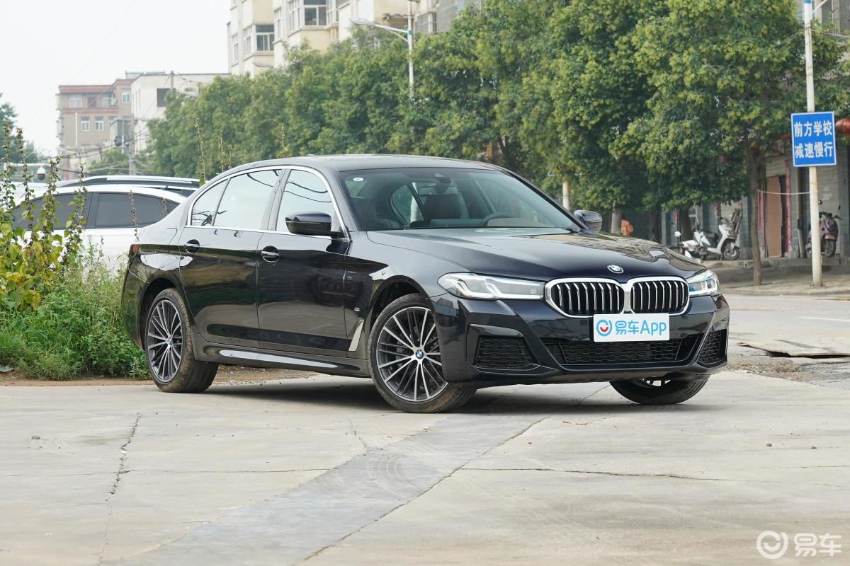 宝马5系2021款改款 530li xdrive m运动套装侧前45度车头向右水平