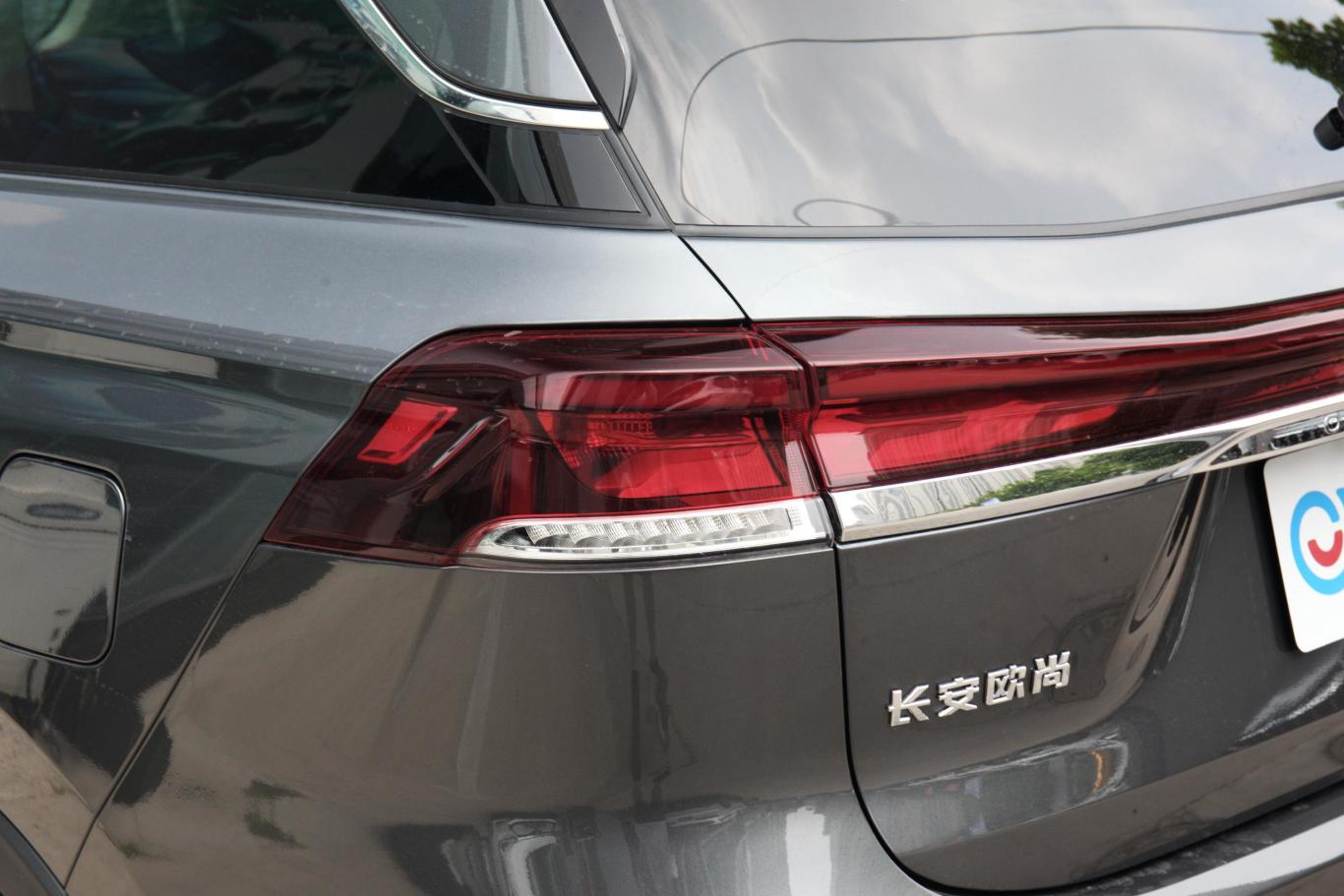 长安欧尚x7 plus蓝鲸版 1.5t 双离合geeker 领航型 5座尾灯侧45度俯拍