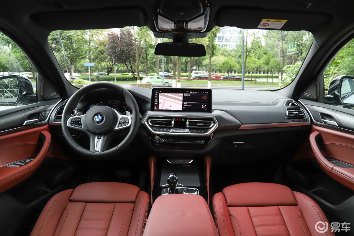 【宝马x42022款xdrive 30i m运动曜夜套装内饰全景正拍汽车图片-汽车