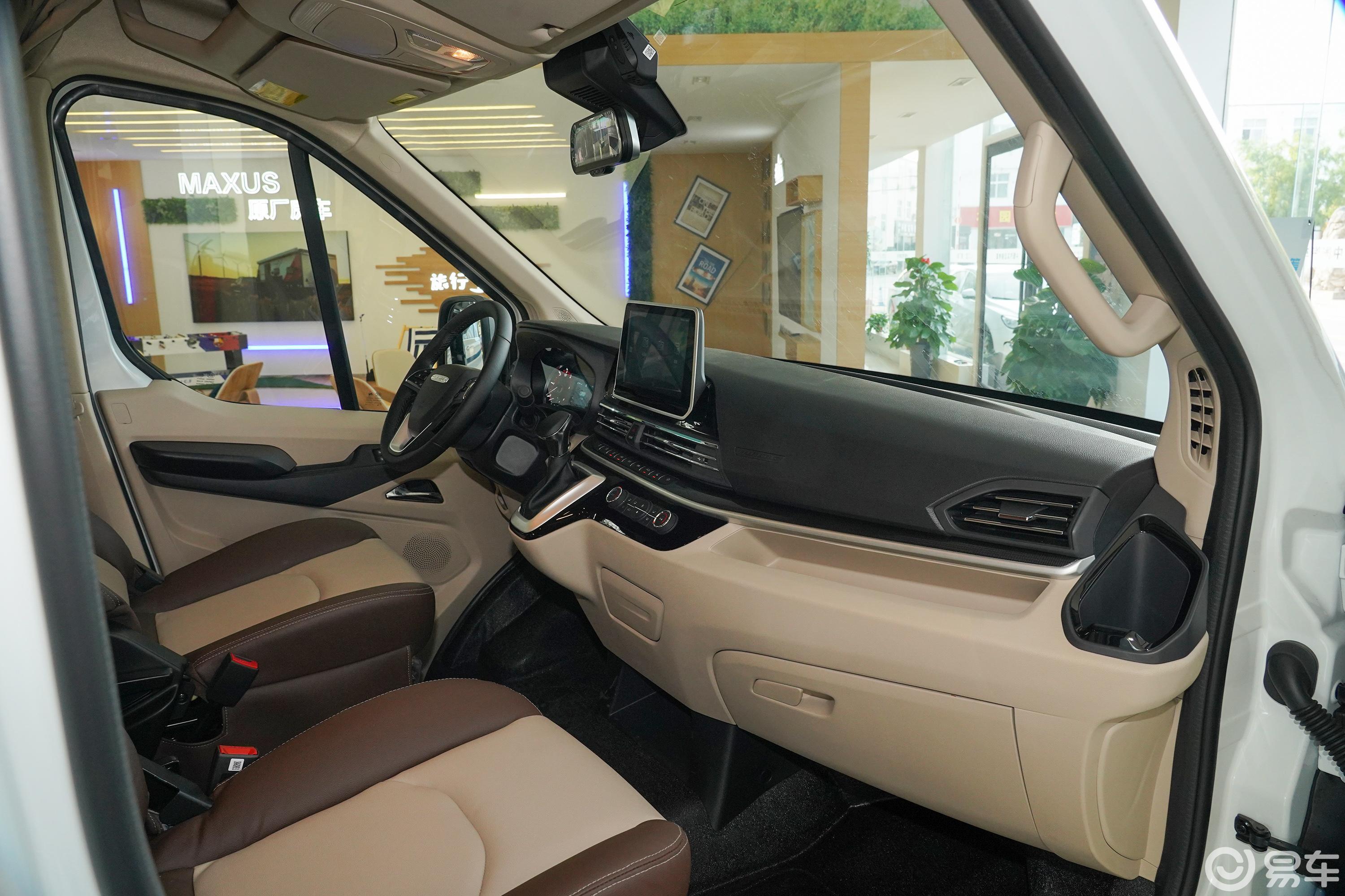 【上汽大通MAXUS V90房车旅行家V90 2.0T 自动 横床豪华版内饰全景副驾驶员方向图片-汽车图片大全】-易车