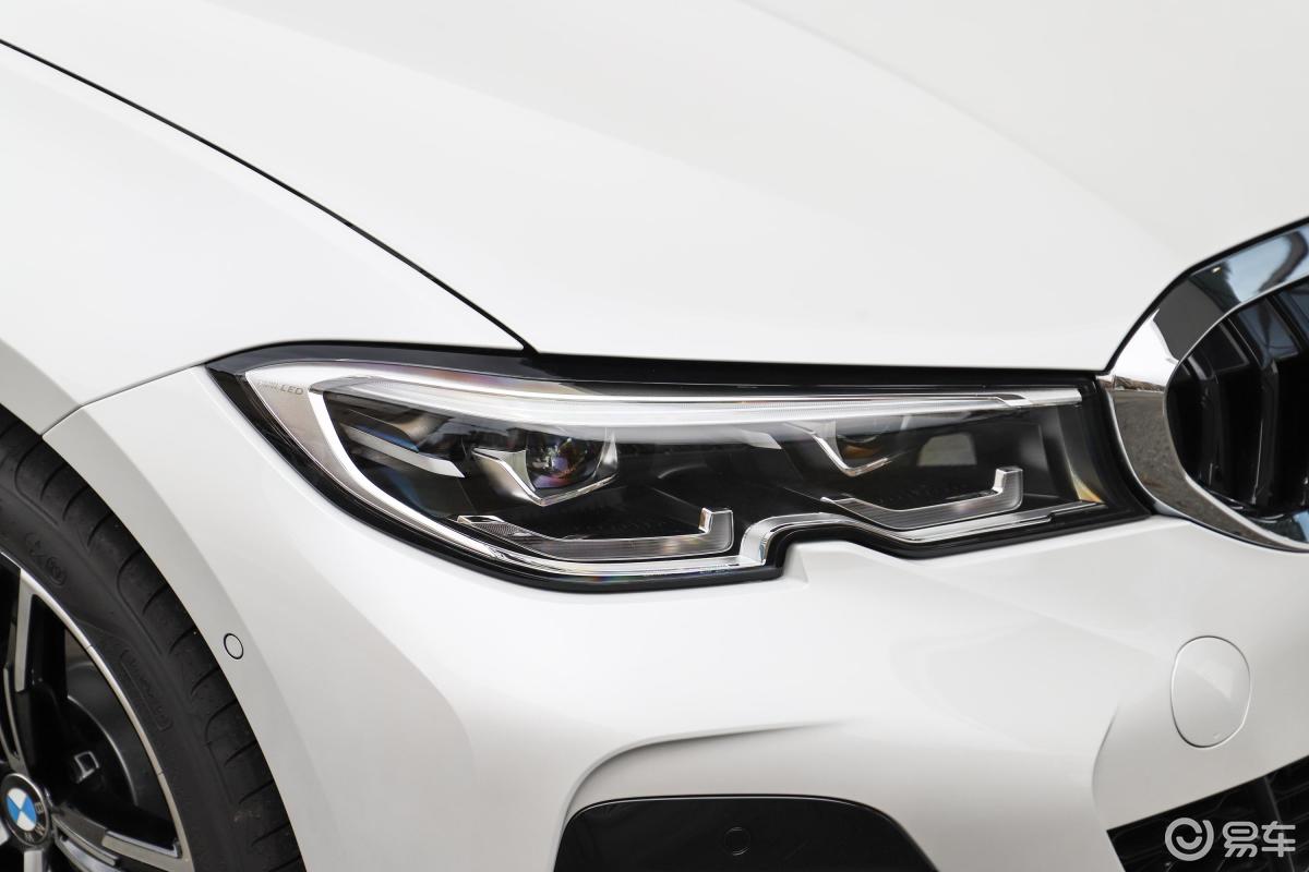 【宝马3系2022款325i m运动套装大灯侧45度俯拍汽车图片-汽车图片大全