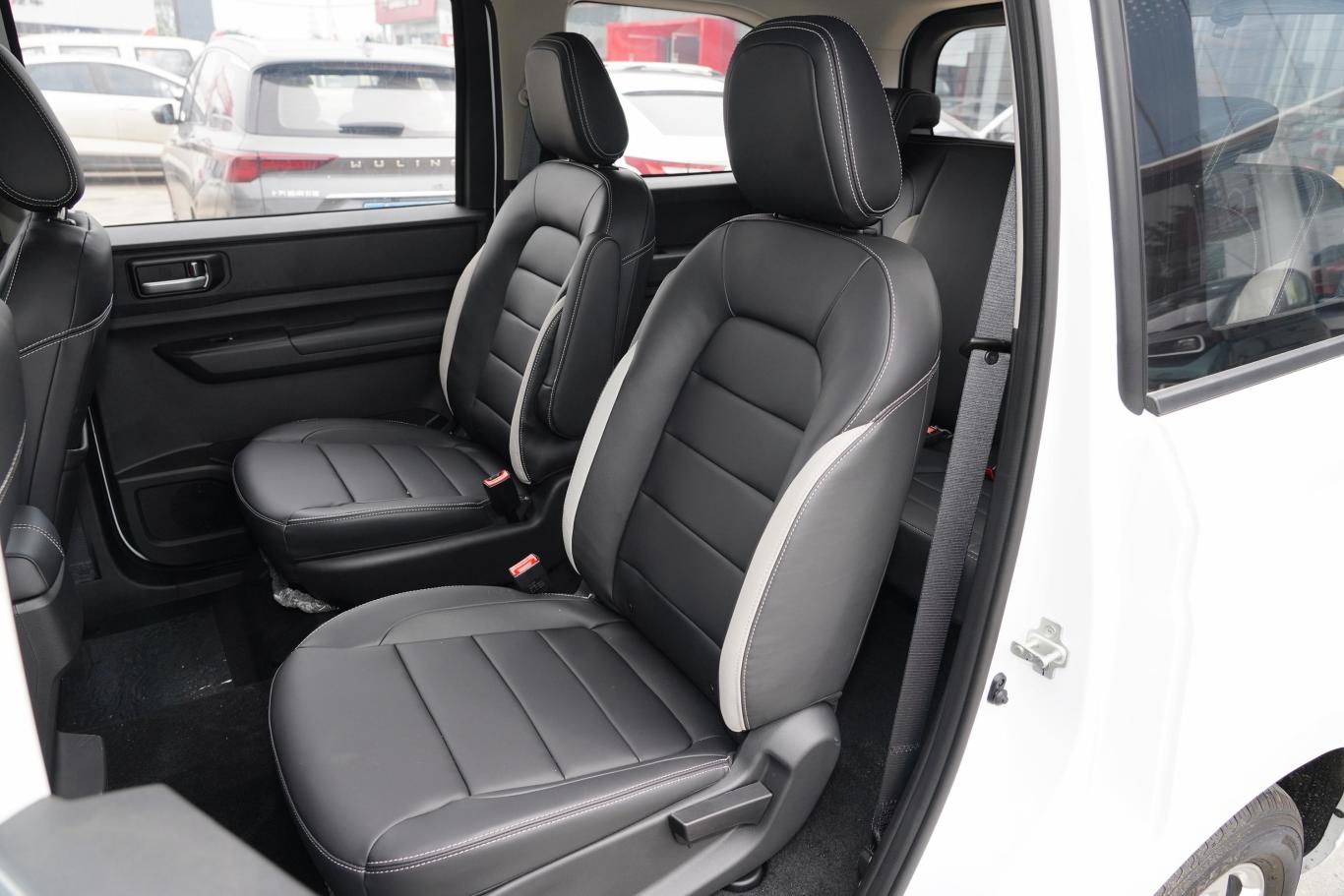 五菱宏光plus营运版 1.5t 手动 标准型 7座后排座椅