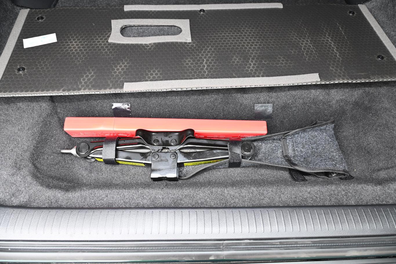 瑞虎3经典超值版 1.5l 手动 豪华型随车工具
