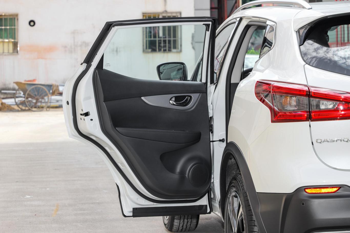 逍客2.0l 豪华版驾驶员侧后车门