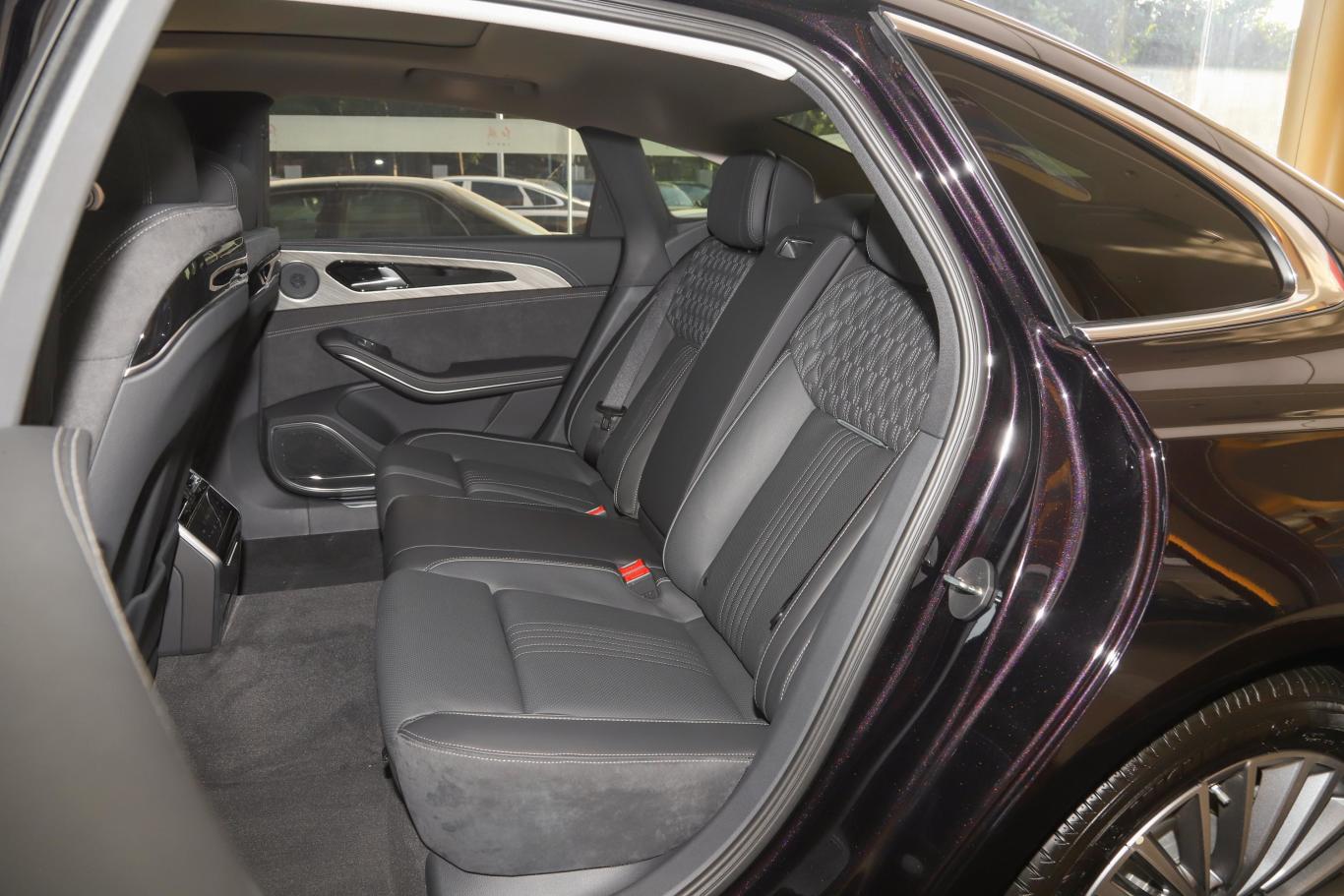 红旗h9改款 2.0t 智联旗畅版后排座椅