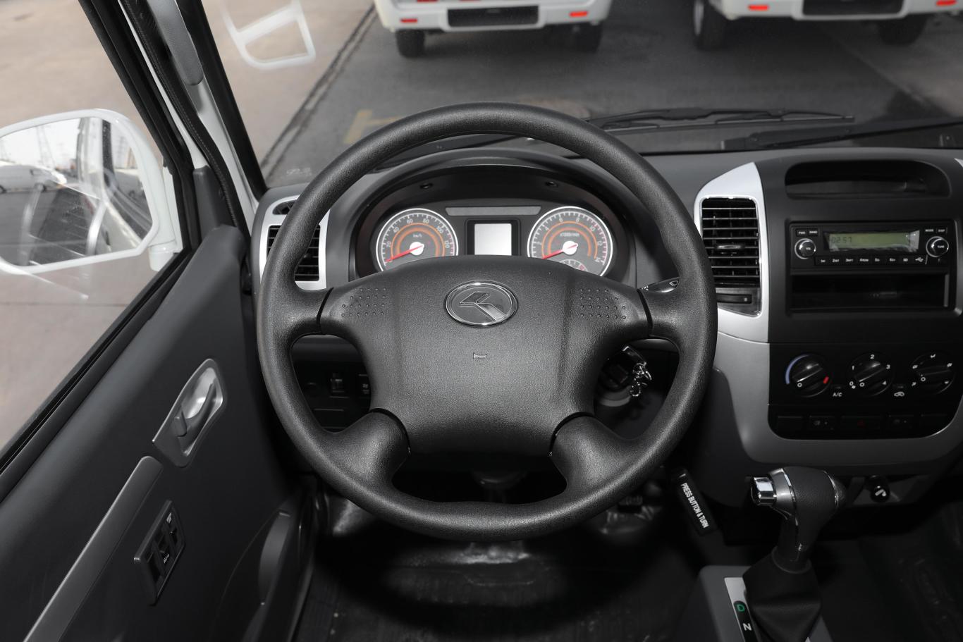 金龙龙耀8好运50厢货中顶系列方向盘