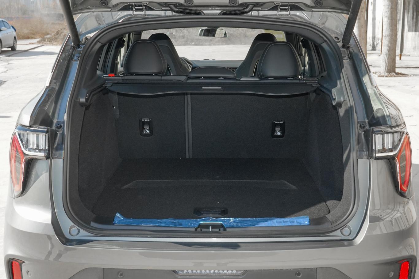 领克01 phev1.5t 81km plus空间