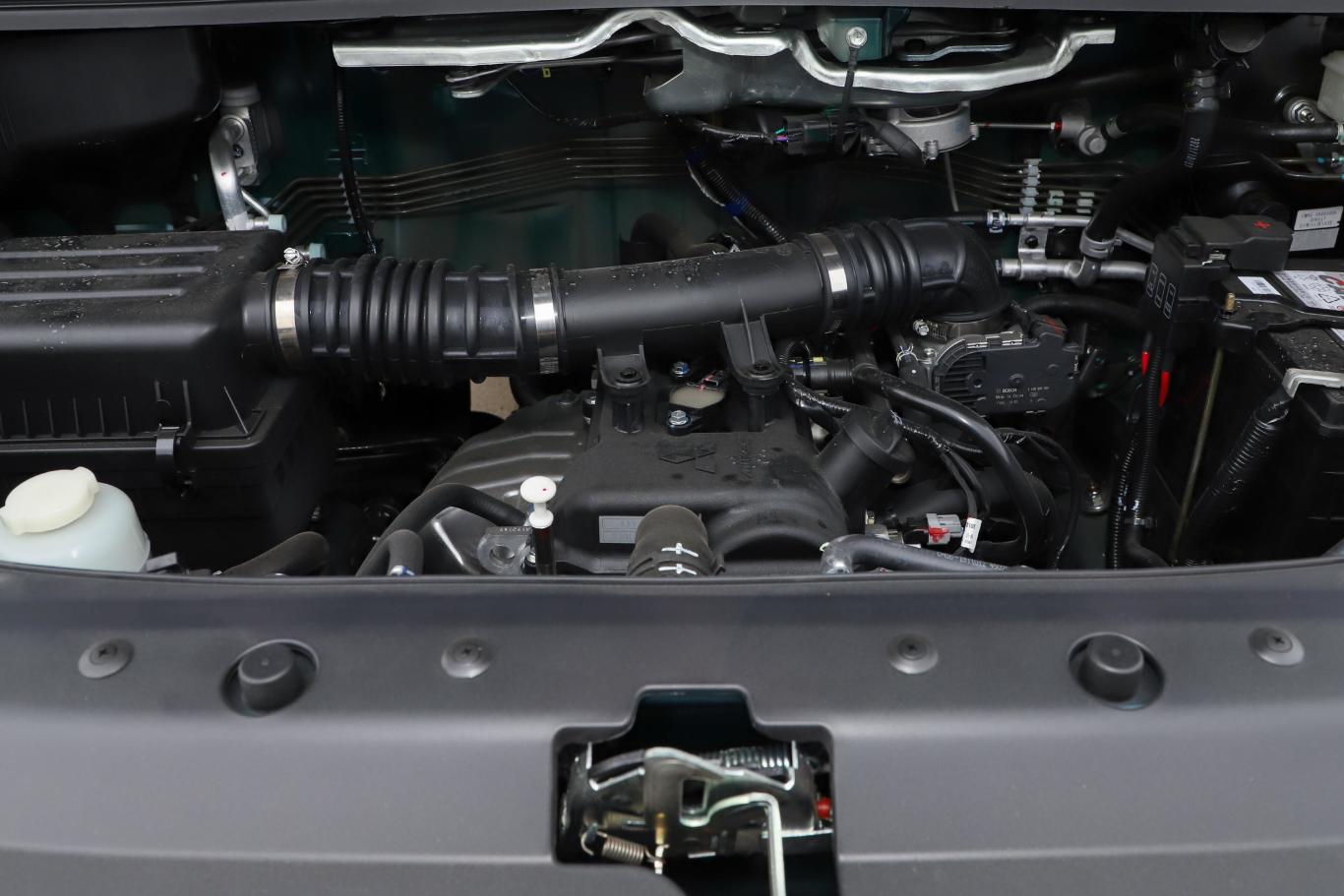 菱智m5 1.6l 实用型 7座发动机特写