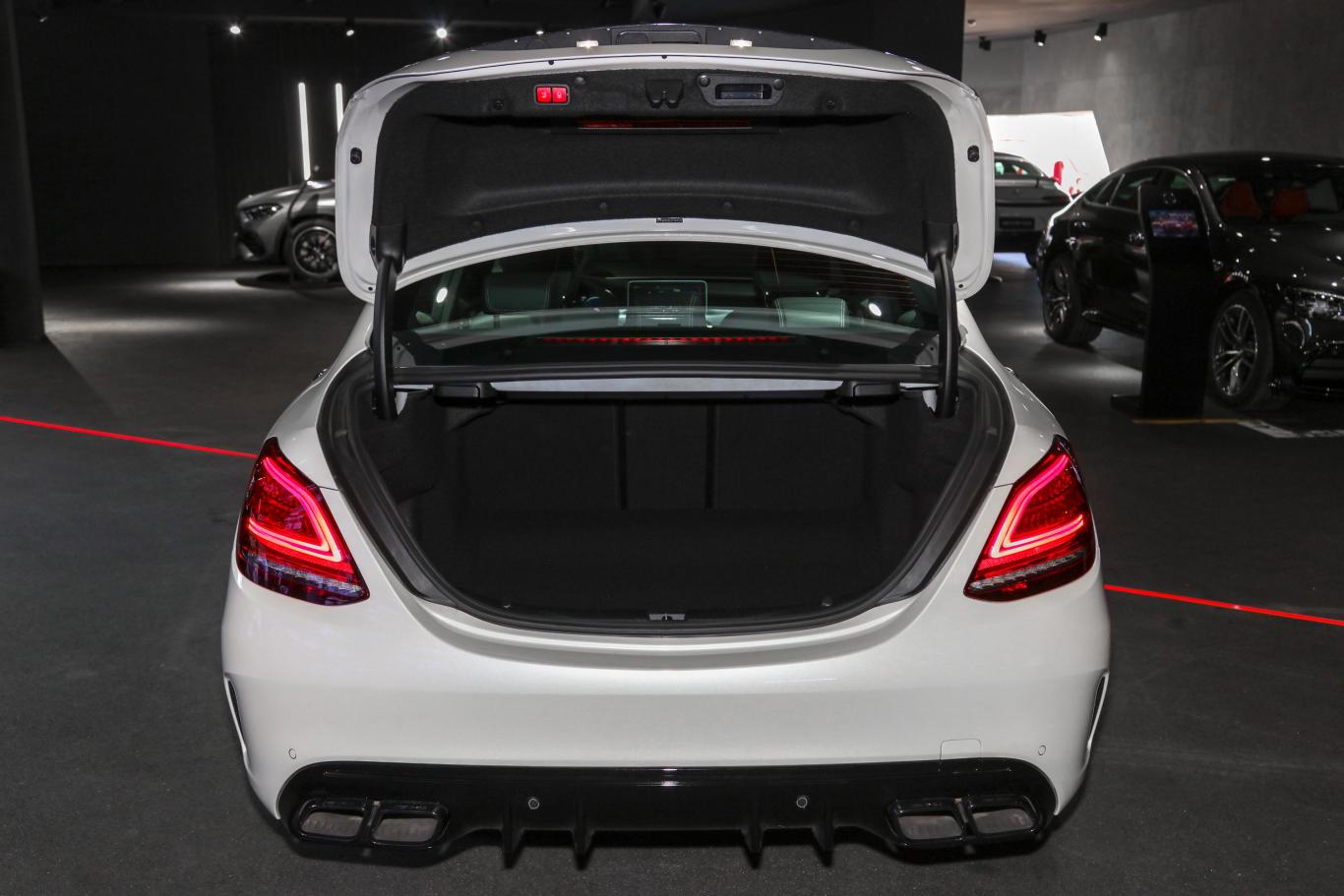 奔驰c级 amgamg c 63后备厢