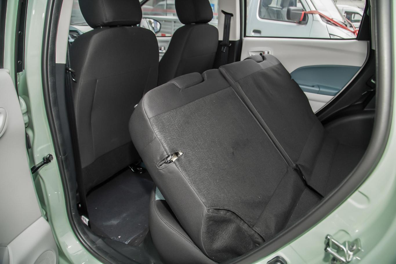 奔奔e-star国民版 多彩款 磷酸铁锂 31.18kwh空间