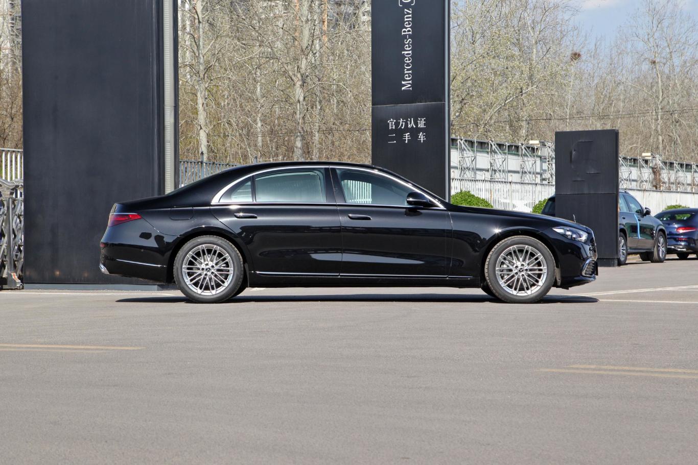 奔驰s级改款 s 450 l正侧车头向右水平