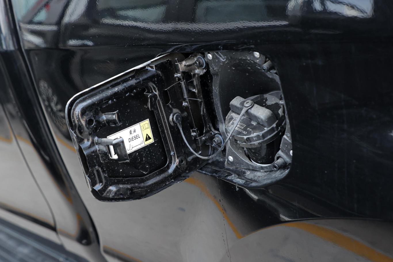 福田征服者32.0t 自动四驱长轴天下无敌 柴油油箱盖