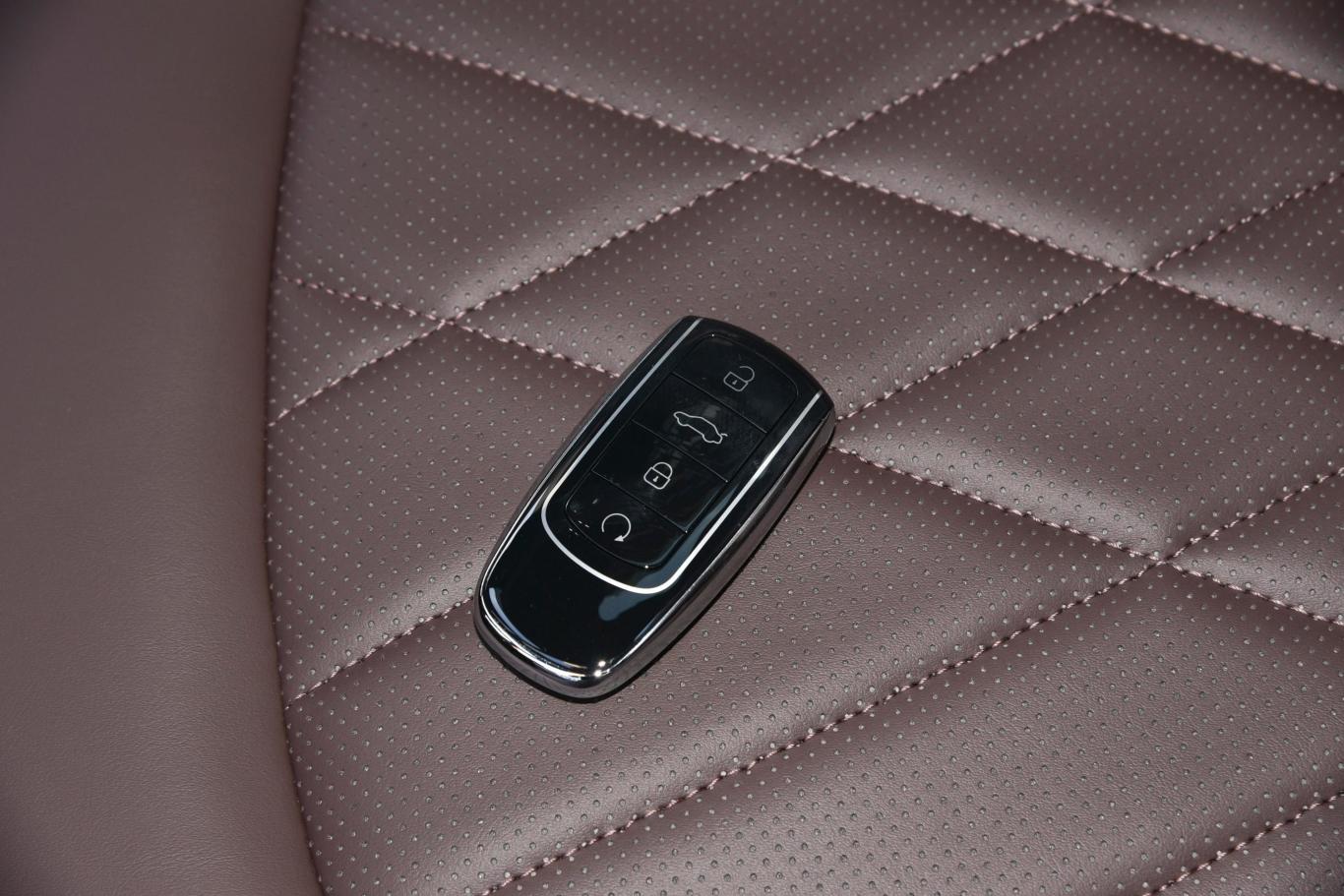 瑞虎8 pro290t 两驱风暴版 5座钥匙正面