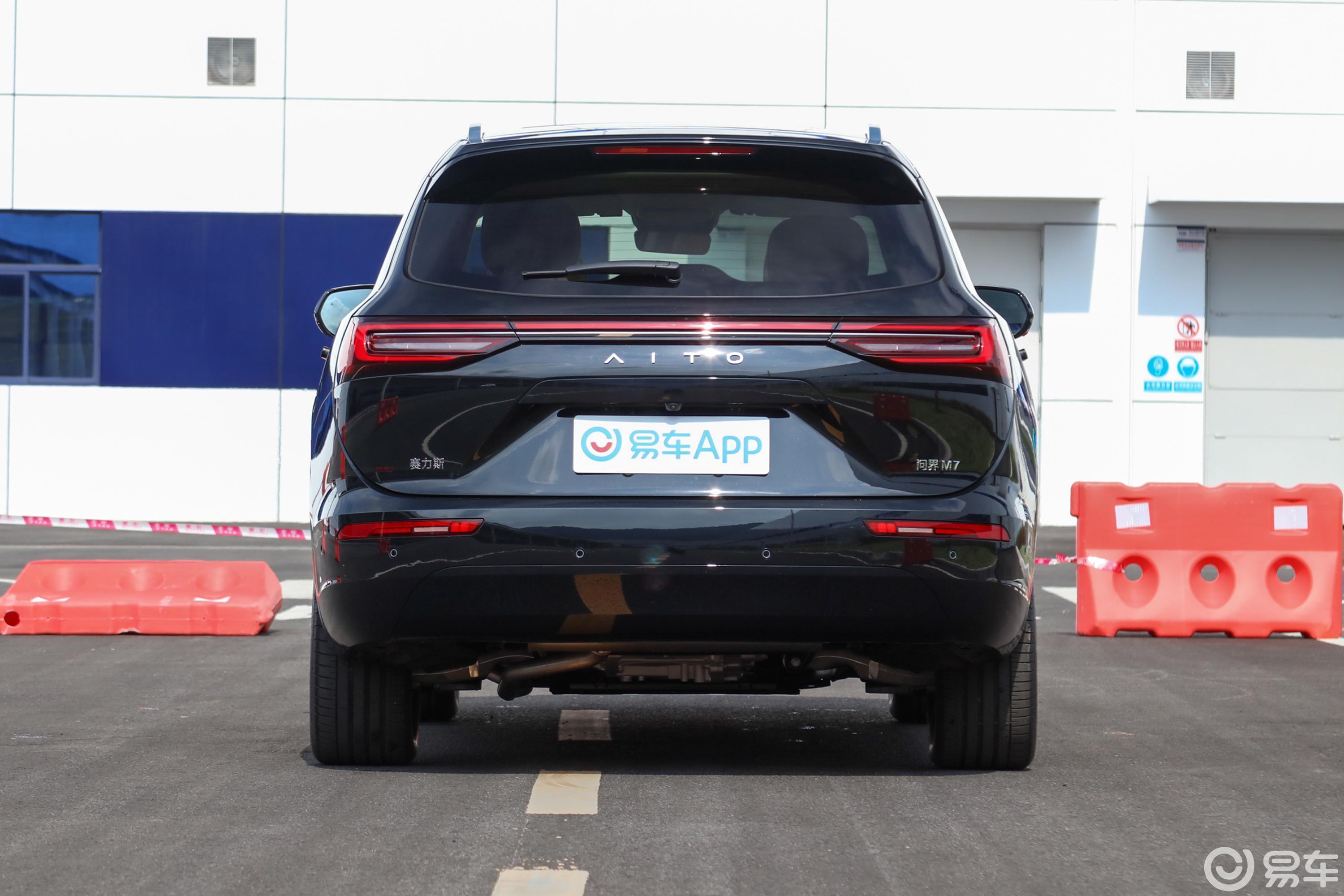 【问界M71.5T 230km 后驱舒适版正后水平图片-汽车图片大全】-易车