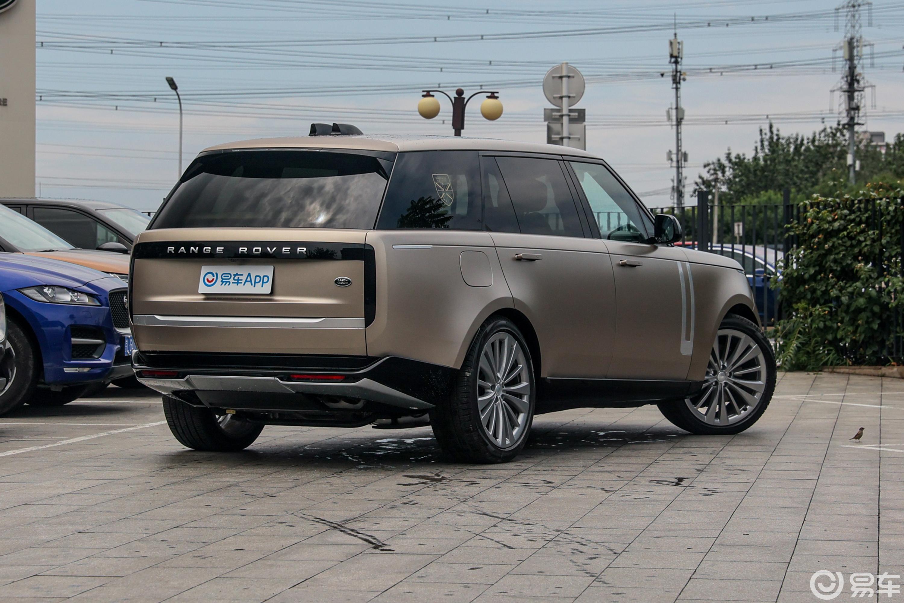 【揽胜4.4 V8 530PS 首发版 5座侧后45度车头向右水平图片-汽车图片大全】-易车