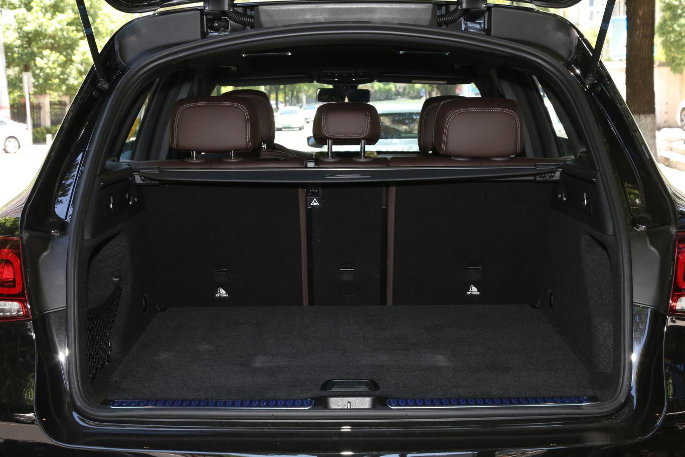 奔驰glc改款三 glc 300 l 4matic 豪华型后备厢空间特写